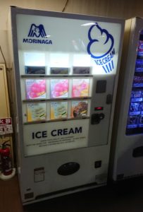 古いアイスクリームの自販機